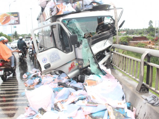 Tiền Giang: Xe tải húc thành cầu, nạn nhân văng xuống sông Tiền tử vong