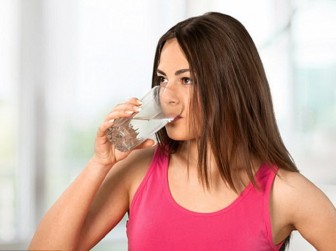 Uống đủ nước có thể 'trị' những vấn đề sức khỏe nào?