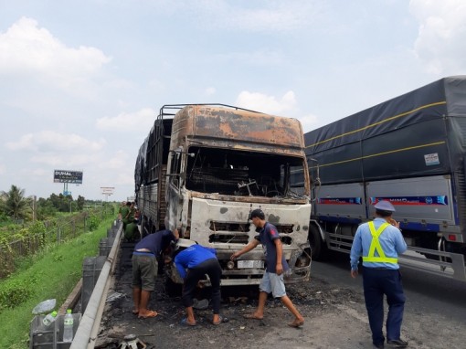 Xe tải bốc cháy dữ dội trên cao tốc TP HCM - Trung Lương