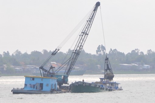 Đóng cửa mỏ cát trên sông Hậu thuộc xã Bình Thủy và xã Tân Hòa