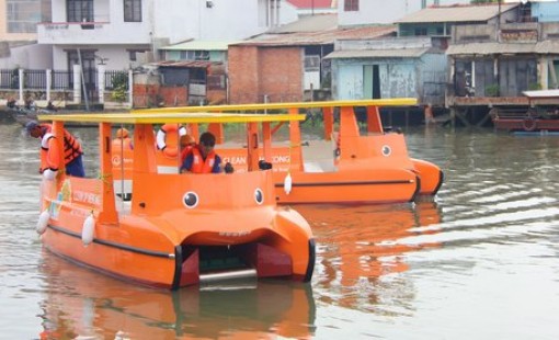 Vĩnh Long tiếp nhận 2 tàu thu gom rác sử dụng năng lượng mặt trời