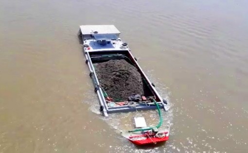 Cảnh sát đường thuỷ Tây Nam Bộ căng mình xử lý sà lan quá tải trên sông