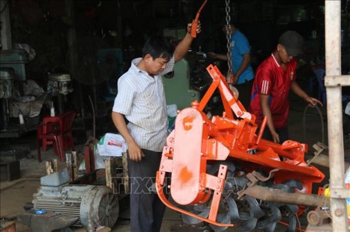 Người thợ cơ khí Đồng Tháp Mười sáng tạo chiếc máy đắp bờ hữu dụng