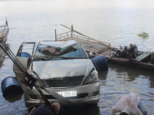 Ô tô 7 chỗ chở 3 người lao xuống sông Cổ Chiên khi qua phà