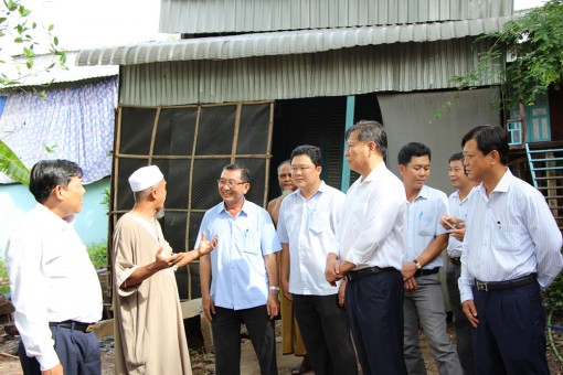 Lãnh đạo tỉnh thăm các hộ bị thiệt hại do lốc xoáy ở An Phú