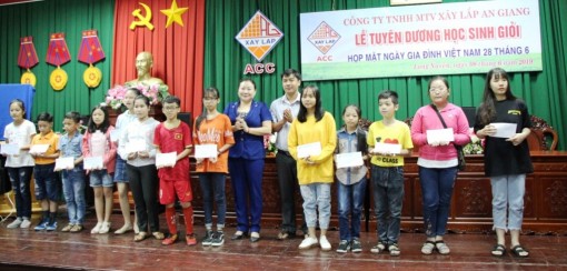 Công ty TNHH MTV Xây lắp An Giang khen thưởng con cán bộ, người lao động học giỏi