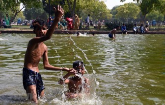 Ấn Độ: Nắng nóng nền nhiệt trên 50 độ C, đâm 6 người để tranh nước