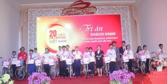 Prudential Việt Nam trao 20 xe đạp cho học sinh nghèo TP. Châu Đốc