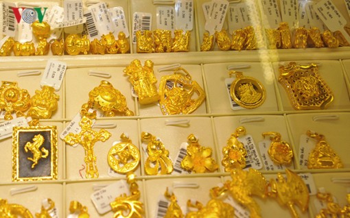 Giá vàng trong nước tiếp tục tăng, vàng thế giới đứng im