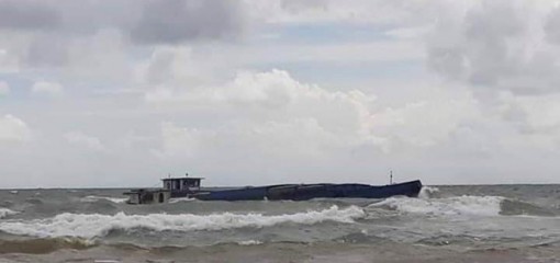 Cứu 3 thuyền viên trên sà lan chở đá bị chìm ở biển Phú Quốc