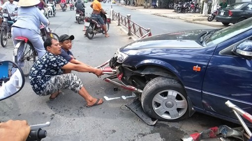 Tiền Giang: Ôtô dính chặt vào dải phân cách