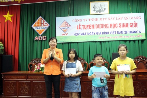 Công ty TNHH MTV Xây lắp An Giang: Gần 160 triệu đồng khen thưởng con công nhân lao động học giỏi