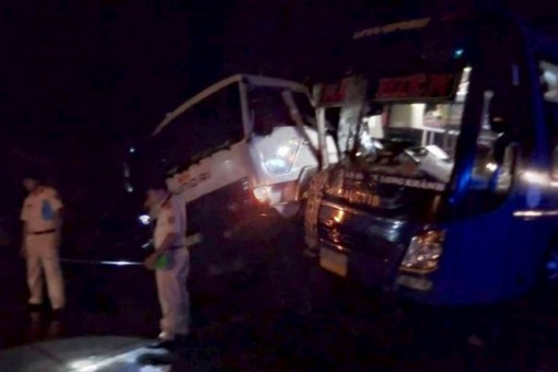 Tiền Giang: Xe khách va chạm xe tải trên QL1A, nhiều người hú vía