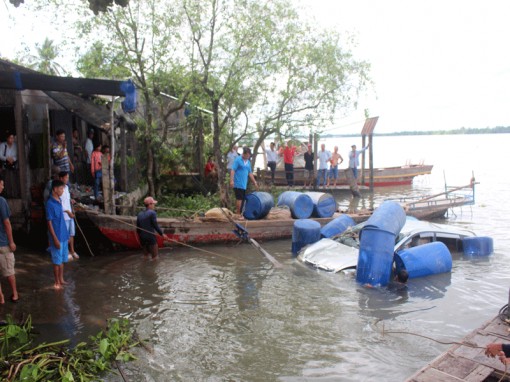 Nhóm đưa tang trên sông Cổ Chiên đập cửa ô tô cứu người