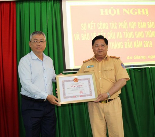 Sơ kết phối hợp đảm bảo trật tự an toàn giao thông và bảo vệ kết cấu hạ tầng giao thông