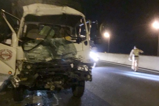 Xe tải tông đuôi xe container trên cao tốc TPHCM – Trung lương, một tài xế nguy kịch