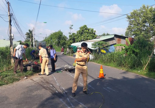 Tiền Giang: Người đàn ông bị xe máy của mình đè chết thảm trên đường