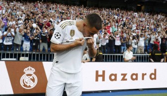 Hazard hôn lên logo, khẳng định tham vọng vô địch cùng Real Madrid