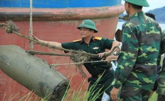 Trục vớt quả bom nặng 400kg vướng lưới ngư dân ở Hà Tĩnh