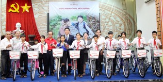 Prudential Việt Nam trao 20 xe đạp cho học sinh nghèo TX. Tân Châu