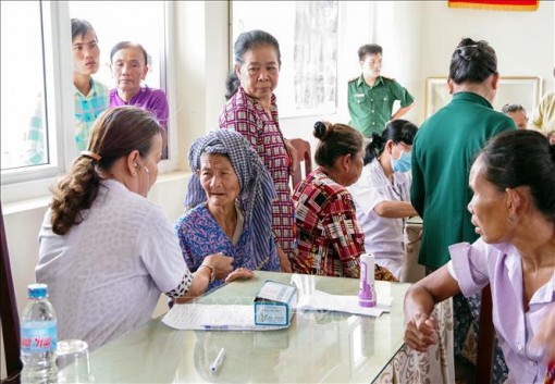 Khám bệnh, cấp thuốc miễn phí cho người nghèo ở Cù Lao Dung