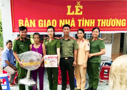 Công an tỉnh Hậu Giang bàn giao nhà tình thương cho hộ gia đình khó khăn