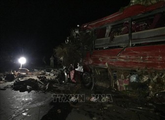 Xe khách giường nằm va chạm xe tải trong đêm, 34 người thương vong