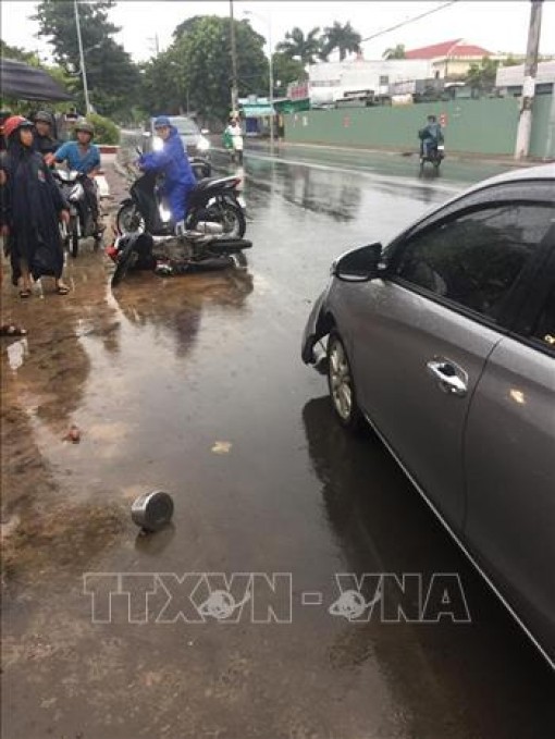 Bạc Liêu: Ô tô 4 chỗ mất lái tông liên hoàn xe máy, 2 người bị thương nặng