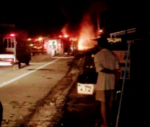 Sóc Trăng: Xe ô tô khách bị cháy rụi sau tiếng nổ lớn