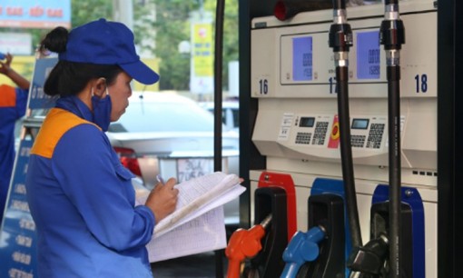 Giá xăng dầu tiếp tục giảm mạnh