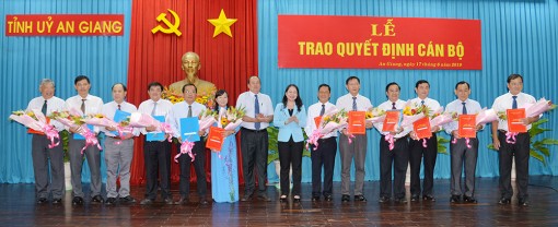 Ban Thường vụ Tỉnh ủy trao quyết định bổ nhiệm, điều động cán bộ