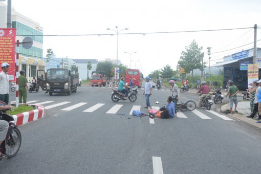 Kiên Giang: Vợ bị xe khách tông chết, chồng ôm xác khóc thảm thiết