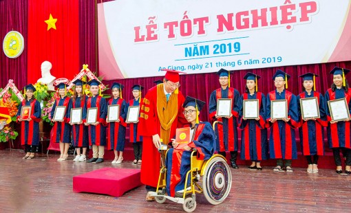 Trường Đại học An Giang: Tổ chức lễ tốt nghiệp và trao bằng cho các tân thạc sĩ, tân cử nhân, kỹ sư
