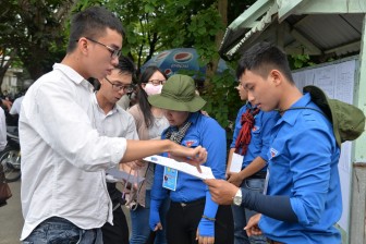 Thí sinh làm thủ tục dự thi Kỳ thi tốt nghiệp THPT quốc gia năm 2019