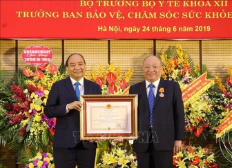 Thủ tướng Nguyễn Xuân Phúc trao Huân chương Độc lập hạng Nhất cho ông Nguyễn Quốc Triệu
