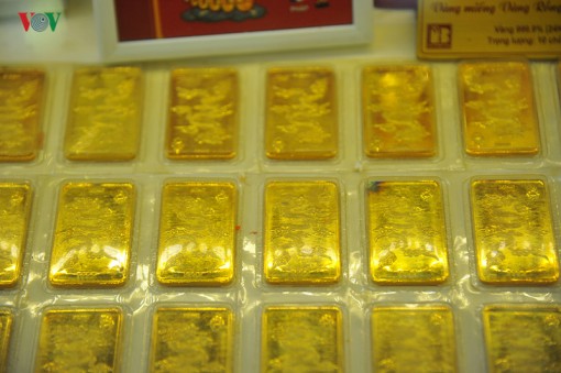 Giá vàng hôm nay tiếp tục lập kỷ lục mới