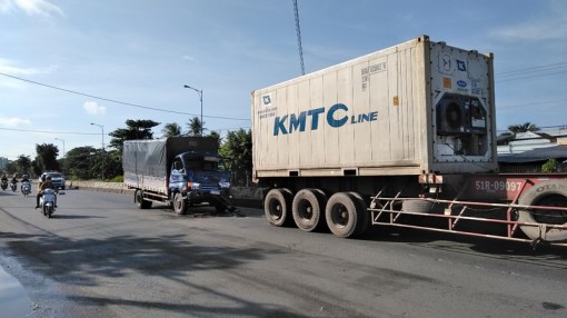 Tiền Giang: Tránh 1 phụ nữ mua ve chai, container bị xe tải húc