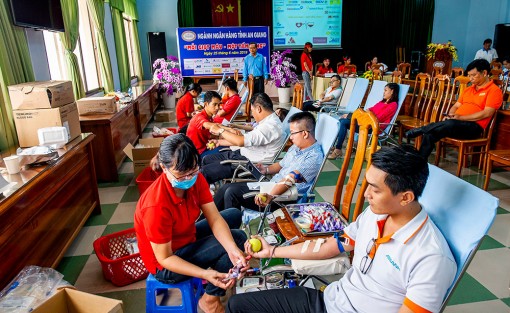 Tổ chức hiến máu nhân đạo ngành ngân hàng