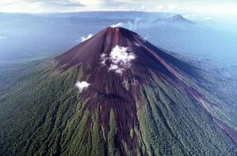 Cảnh báo núi lửa Ulawun ở Papua New Guinea phun trào