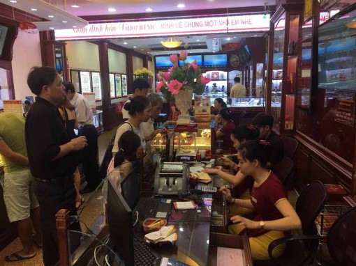 Giá vàng ‘bốc hơi’ tới nửa triệu đồng/lượng