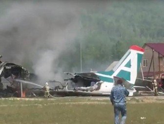 Máy bay chở khách bốc cháy, 2 phi công thiệt mạng