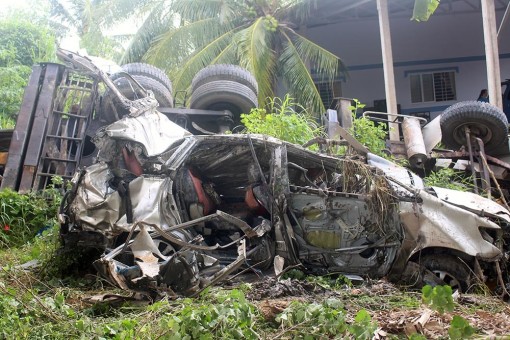 Bến Tre: Ô tô biến dạng khủng khiếp sau tai nạn ở cầu Hàm Luông, 1 người chết