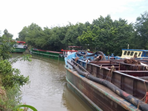 Tiền Giang: Hàng chục sà lan “kẹt cứng” trên dòng kênh Hai