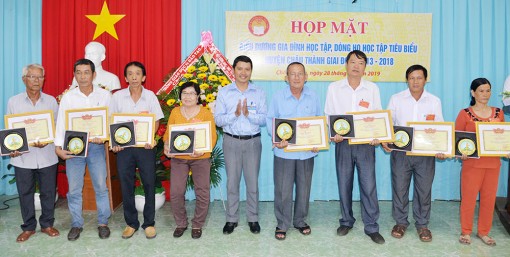 Châu Thành: Họp mặt biểu dương gia đình học tập, dòng họ học tập tiêu biểu