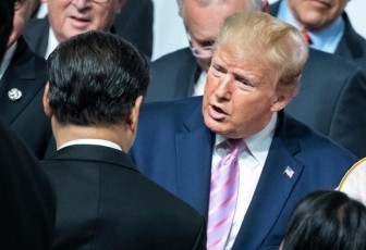 Ông Trump: Dừng đánh thuế mới với Trung Quốc, cho Huawei mua hàng Mỹ
