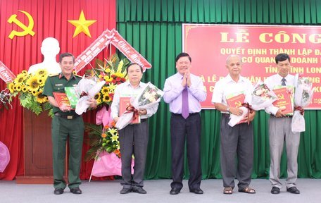 Vĩnh Long: Công bố quyết định hợp nhất Đảng bộ khối cơ quan và doanh nghiệp tỉnh