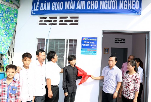 TP.Long Xuyên trao nhà Đại đoàn kết cho gia đình thanh niên có hoàn cảnh khó khăn
