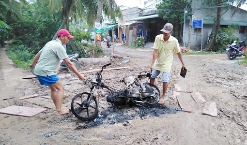 Tiền Giang; Xe máy cháy trơ khung, chủ xe bỏ đi mất