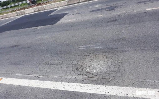 Mặt đường dẫn cầu Vàm Cống bị rạn nứt khoảng 600 m2