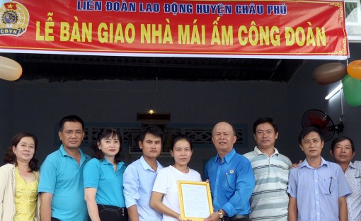Liên đoàn lao động huyện Châu Phú bàn giao "Mái ấm công đoàn" cho công đoàn viên
